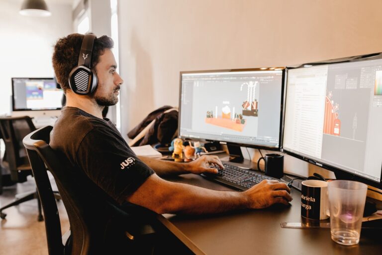 How a Marketing Agency Reduced Employee Neck Pain 65% With Ergonomic Keyboard Setup