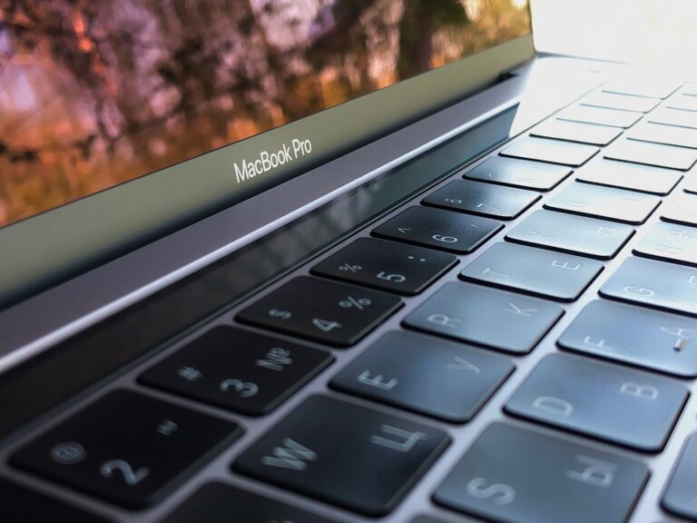 Laptop Stands That Work With 15-Inch MacBook Pros Plus External Keyboards - deskgearreviews