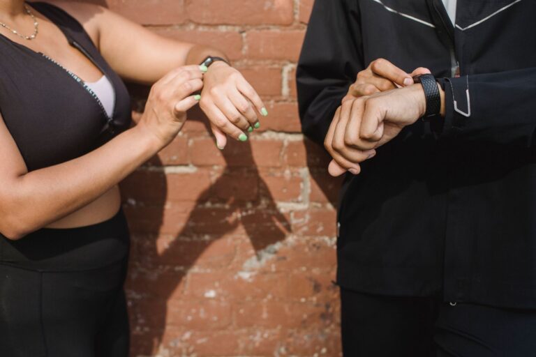 Smartwatch vs Fitness Tracker: Complete Guide to Wearables - DeskGearReviews