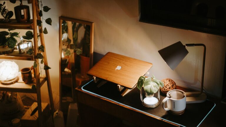 Standing Desk Showdown: Flexispot E7 Pro vs. Uplift V2 – Which One Wins Your Workspace? - DeskGearReviews