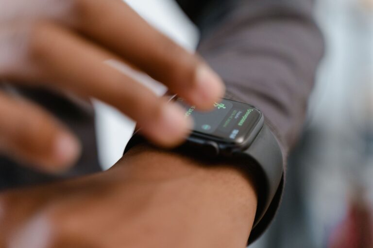 Smartwatch vs Fitness Tracker 2026: Which Is Best? - DeskGearReviews